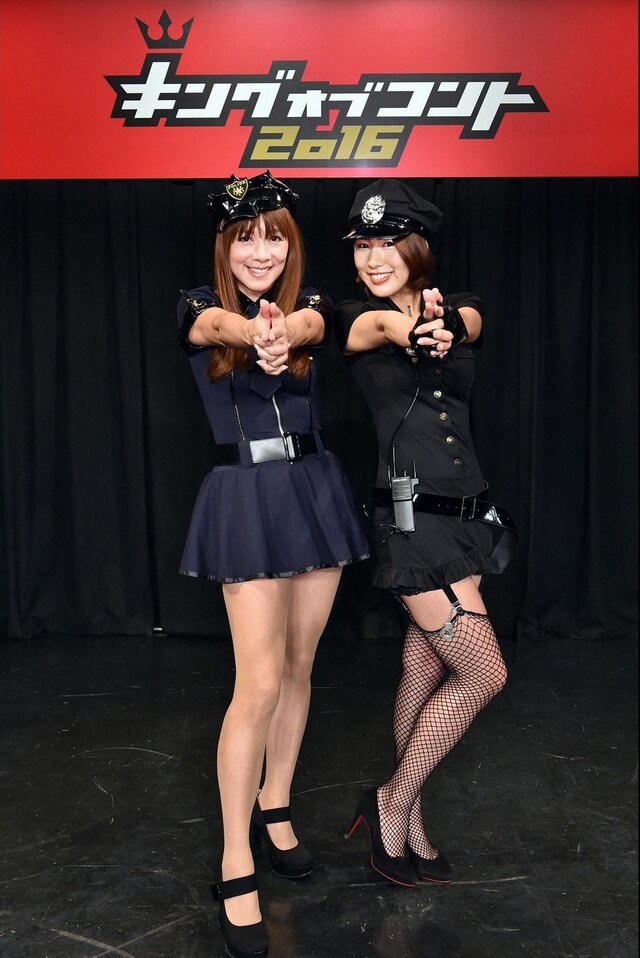 「キングオブコント2016」1回戦に「WM」というコンビ名で挑戦する（左から）白石まるみ、守永真彩の母娘。(c)TBS