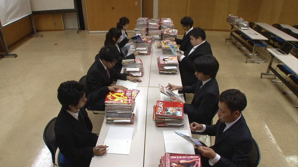 「たぶん日本一？フライデーされた女性有名人」を精査するコーナーのワンシーン。(c)関西テレビ