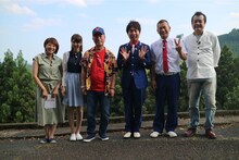 「志村けん聞録～のんびり出会い旅・静岡編」に出演する（左から）上田まりえ、川村優希、志村けん、U字工事、石川敏行。(c)テレビ朝日