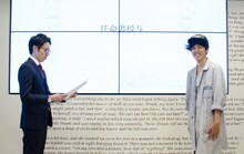 「へんてこロボット博士」の任命書を受け取るキングコング西野（右）。