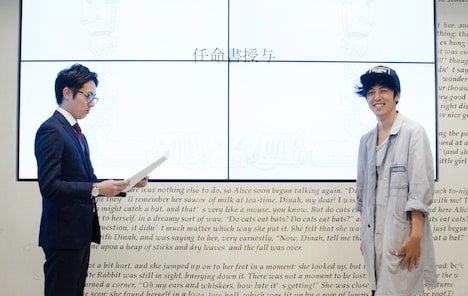 「へんてこロボット博士」の任命書を受け取るキングコング西野（右）。