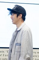 「へんてこロボット博士」の任命書を受け取るキングコング西野。