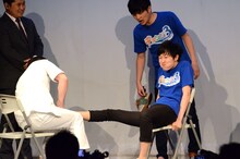 足ツボを押されるテゴネハンバーグ松村。