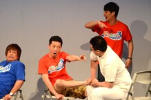 足ツボを押されるニューヨーク嶋佐。