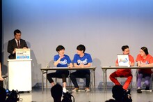 クイズ対決に挑むテゴネハンバーグとピスタチオ。