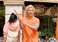 CM撮影に臨むカズレーザー。