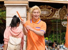 CM撮影に臨むカズレーザー。