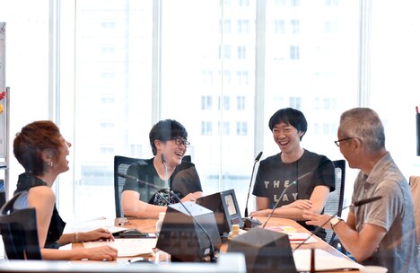 「大竹まこと ゴールデンラジオ！」に出演するラバーガールと大竹まこと（右）、室井佑月（左）。(c)文化放送