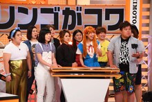 ハイヒール・リンゴにクレームを入れる、ミサイルマン西代（前列右端）と女芸人たち。(c)関西テレビ