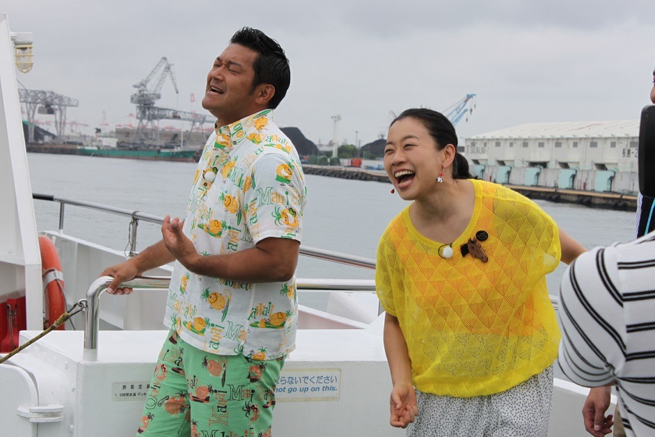 「にじいろジーン 夏休み！USJから生中継SP」に出演する（左から）山口智充、いとうあさこ。(c)関西テレビ