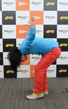 おなじみの歌ネタを披露する永野。