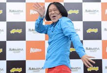 おなじみの歌ネタを披露する永野。