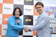 握手を交わす永野（左）と猪野洋氏（右）。