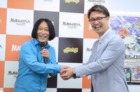 握手を交わす永野（左）と猪野洋氏（右）。