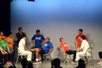 足ツボ我慢対決の様子。