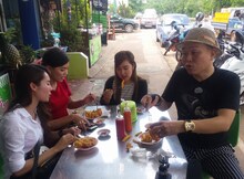 女子大生たちとランチを楽しむ千原せいじ。(c)読売テレビ