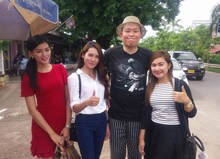 ラオスの女子大生に囲まれる千原せいじ。(c)読売テレビ