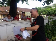 ラオスを旅する千原せいじ。(c)読売テレビ