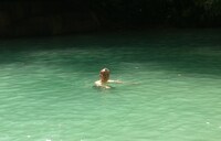 泳ぐ千原せいじ。(c)読売テレビ