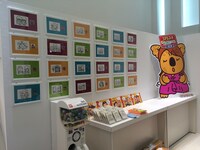 「よしもとOMOTESANDO SHOP」に展示された「よしもとビックリマン芸人チョコ」の原画。