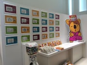 「よしもとOMOTESANDO SHOP」に展示された「よしもとビックリマン芸人チョコ」の原画。