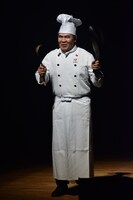 イベントの開演を宣言する金萬福。