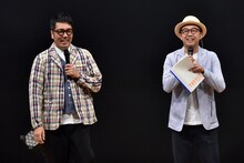 「おぎやはぎのメガネびいき10周年記念イベント」に出演する、おぎやはぎ。