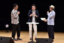 おぎやはぎと南海キャンディーズ山里（中央）。