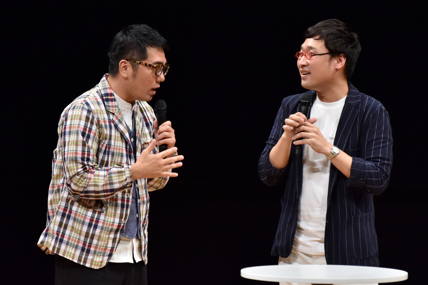 （左から）おぎやはぎ小木、南海キャンディーズ山里。