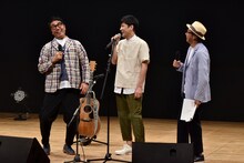 歌っている最中の森山直太朗（中央）のモノマネをする、おぎやはぎ小木（左）。