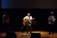 番組内にて即興でメロディを付けた歌を披露する森山直太朗（中央）と、おぎやはぎ。