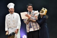 かずこさん（仮名）に迫られる、おぎやはぎ小木（中央）。