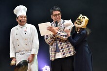 かずこさん（仮名）に迫られる、おぎやはぎ小木（中央）。