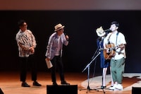 森山直太朗（右）の歌声に、かずこさん（仮名）があえぎ声をかぶせるアンコールの様子。