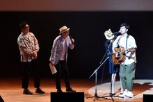 森山直太朗（右）の歌声に、かずこさん（仮名）があえぎ声をかぶせるアンコールの様子。