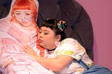 等身大抱きまくらに抱きつく渡辺直美。