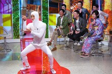 ギャグを披露する間寛平。(c)MBS