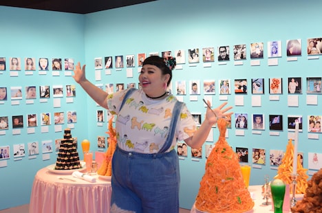 昨年7月、ラフォーレミュージアム原宿にて「渡辺直美展 Naomi's Party」を紹介する渡辺直美。