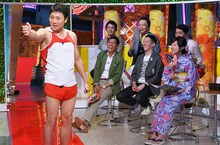 ギャグを披露するサバンナ八木（左）。(c)MBS