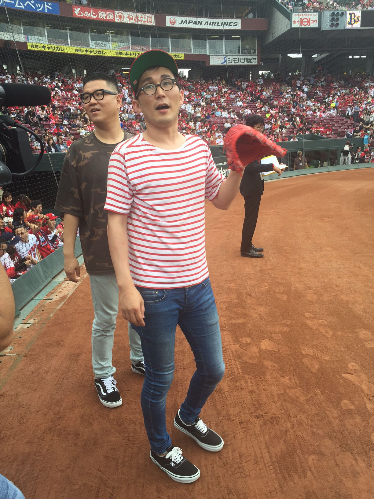 始球式に臨むシソンヌじろう（手前）と相方の長谷川。