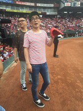 始球式に臨むシソンヌじろう（手前）と相方の長谷川。