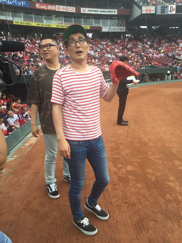 始球式に臨むシソンヌじろう（手前）と相方の長谷川。