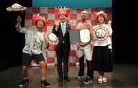 左から安田大サーカス団長安田、鳥取県知事の平井伸治氏、みょーちゃん、上田まりえ。