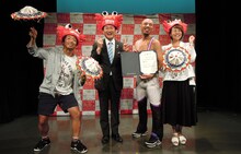 左から安田大サーカス団長安田、鳥取県知事の平井伸治氏、みょーちゃん、上田まりえ。