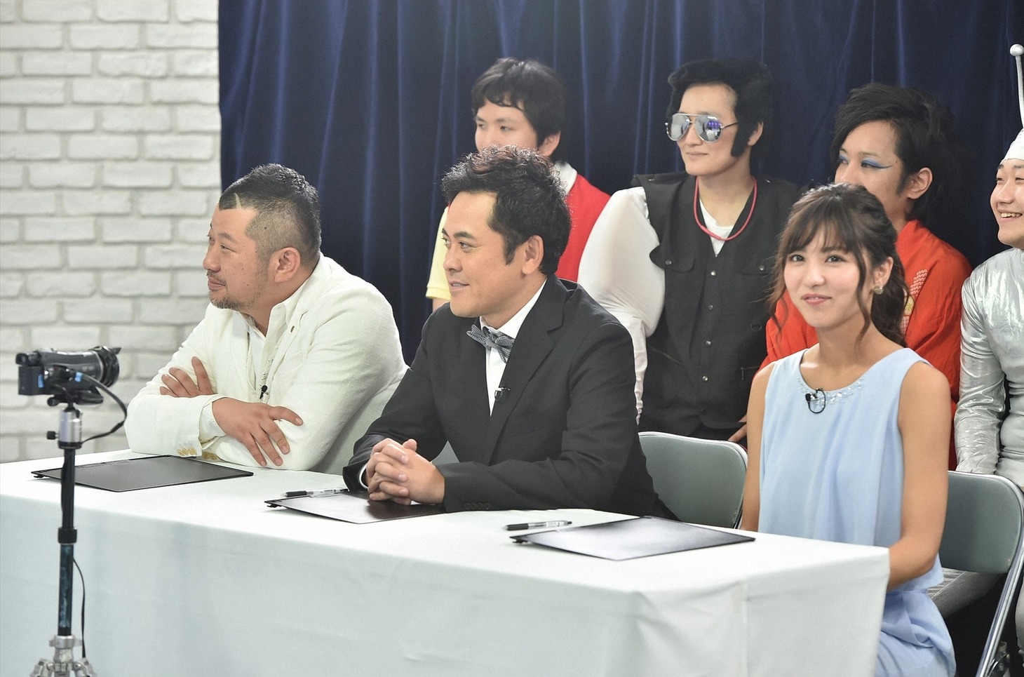 （前列左から）ケンドーコバヤシ、くりぃむしちゅー有田、石川恋。(c)TBS