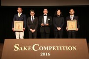 「純米吟醸部門」のプレゼンターを務めたピース又吉（右から2番目）。