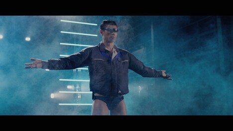 小島よしおが出演する動画「空調服 『Super Cool』」のワンシーン。