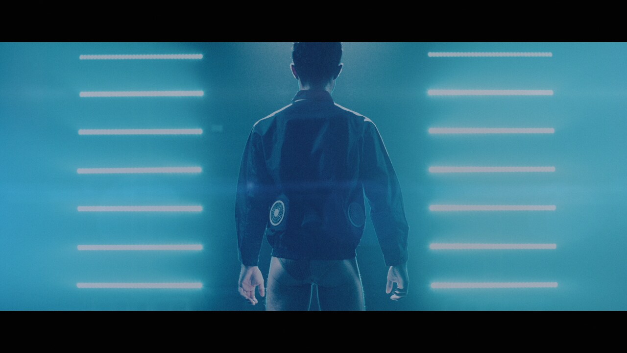 小島よしおが出演する動画「空調服 『Super Cool』」のワンシーン。