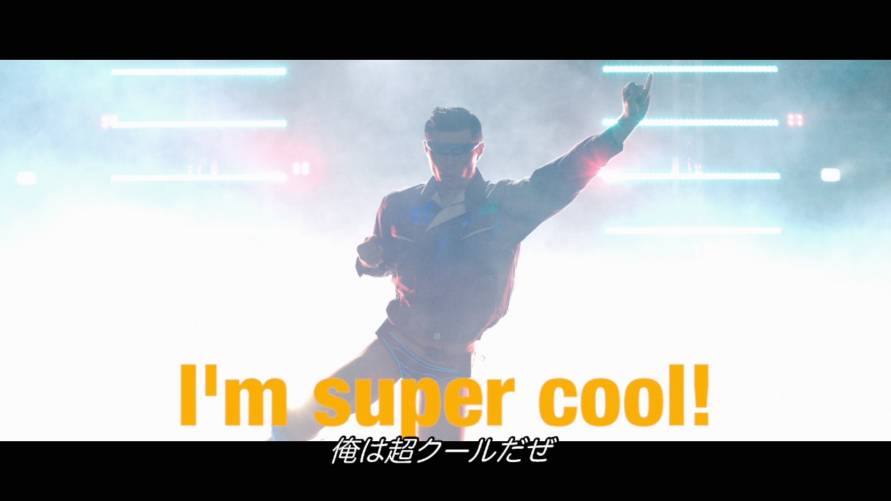 小島よしおが出演する動画「空調服 『Super Cool』」のワンシーン。