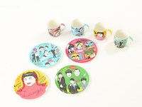 イフクカズヒコがデザインしたマグカップ、メラミンプレート。